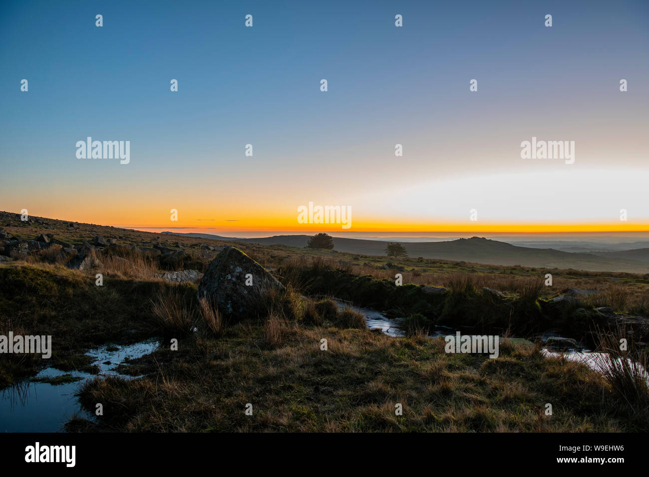 Dartmoor tramonto con flusso in primo piano Foto Stock