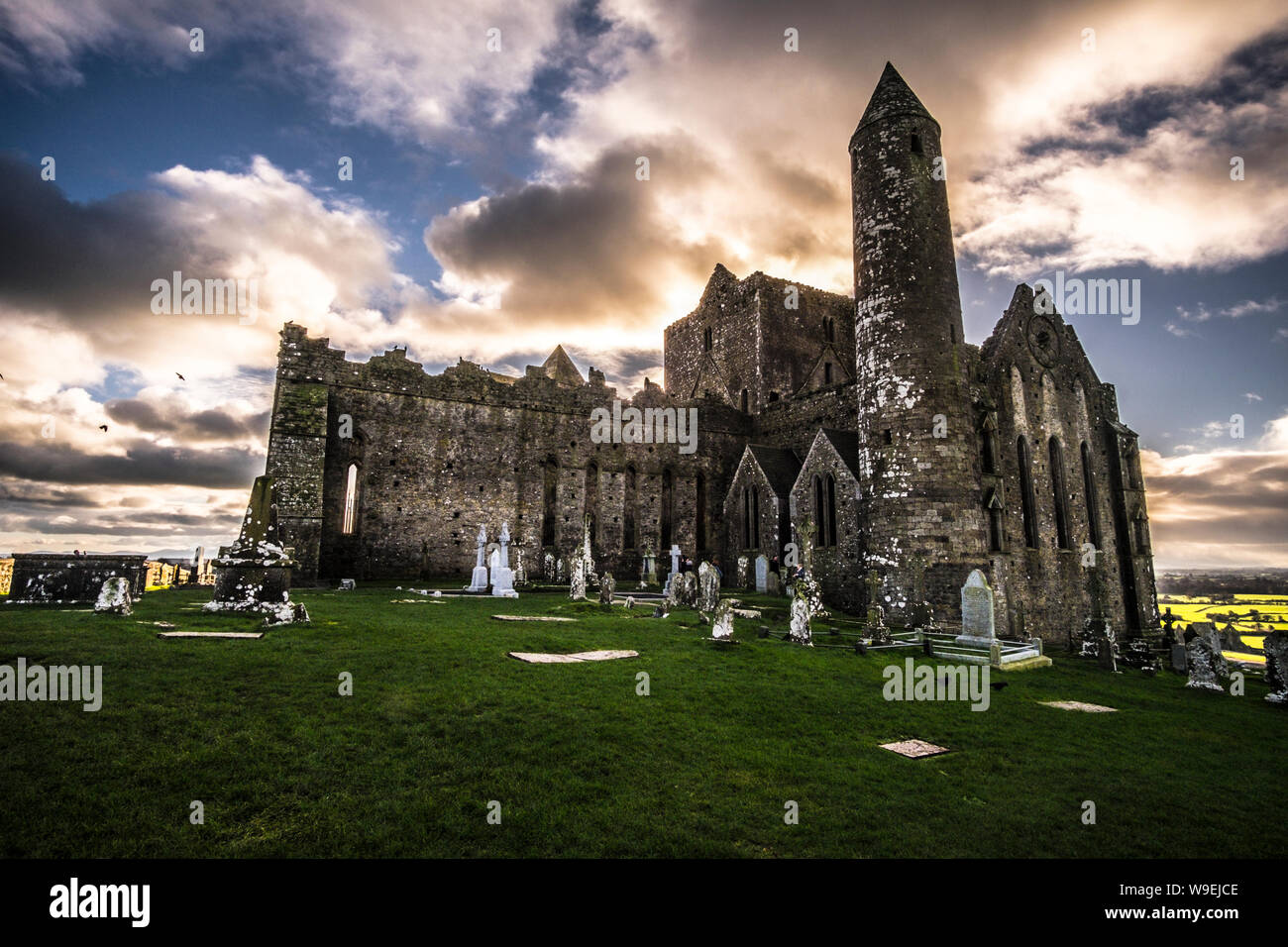 Croce sulla Rocca di Cashel con sfondo nuvoloso in Irlanda Foto Stock