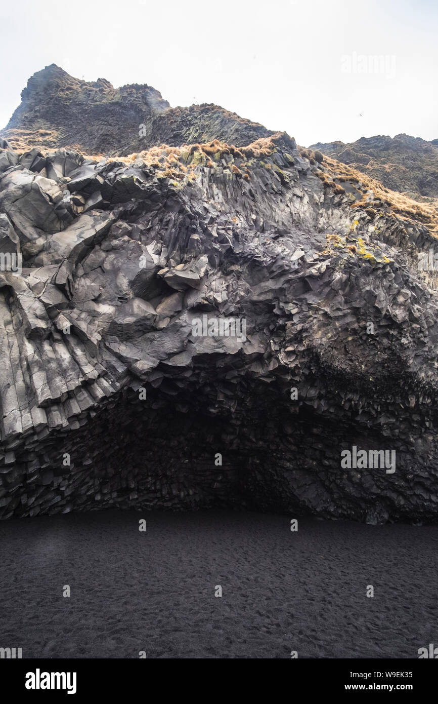 Grotta sulla spiaggia Reynisfjara vicino al villaggio di Vik, Islanda Foto Stock