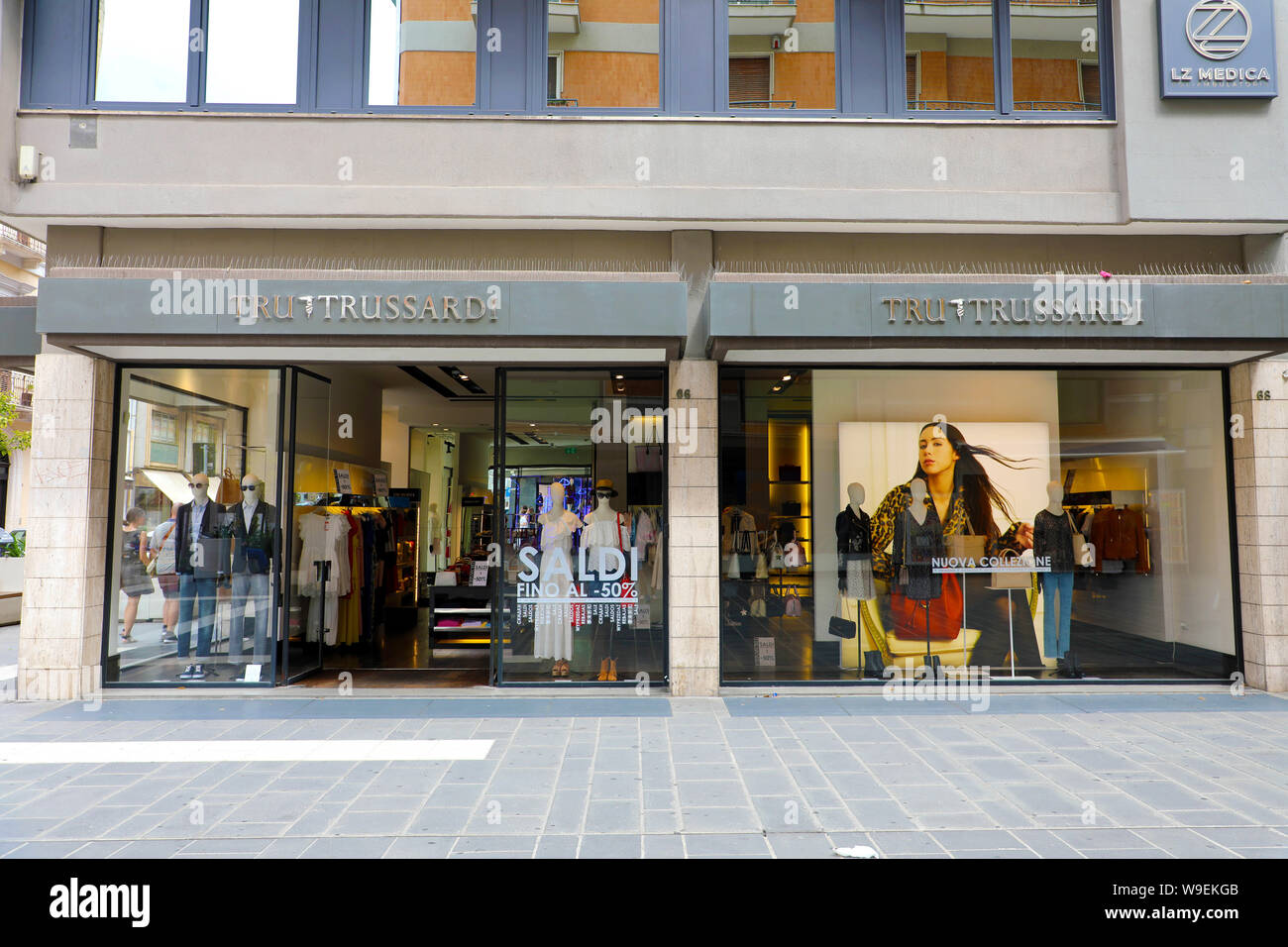 BARI, Italia - 30 luglio 2019: Tru Trussardi store. Trussardi è casa di moda italiana fondata nel 1911. Tru Trussardi è la casa è più facile raccogliere Foto Stock