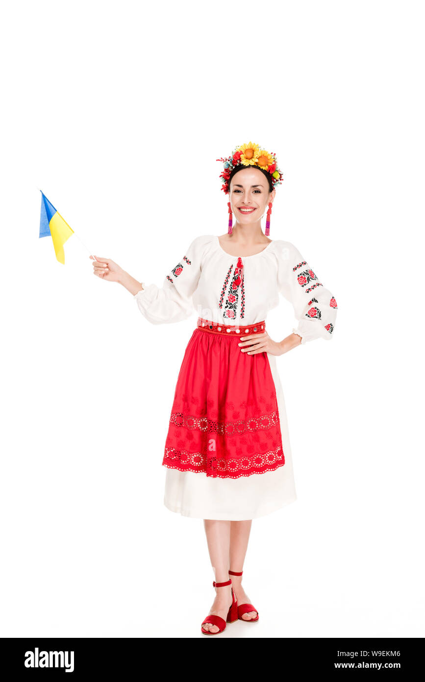 Bruna giovane donna in nazionale ucraino azienda costume bandiera dell'Ucraina isolato su bianco Foto Stock