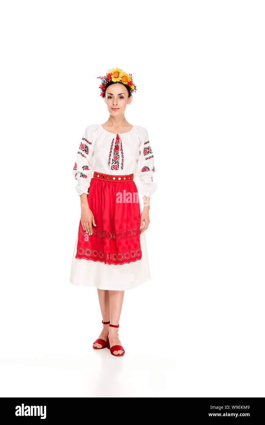 Lunghezza piena vista di bruna giovane donna in nazionale costume ucraino isolato su bianco Foto Stock
