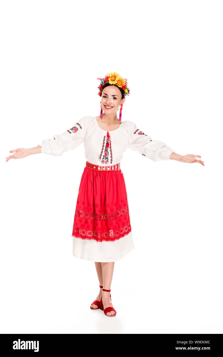 Lunghezza piena vista del felice bruna giovane donna in nazionale costume ucraino facendo gesto di benvenuto isolato su bianco Foto Stock
