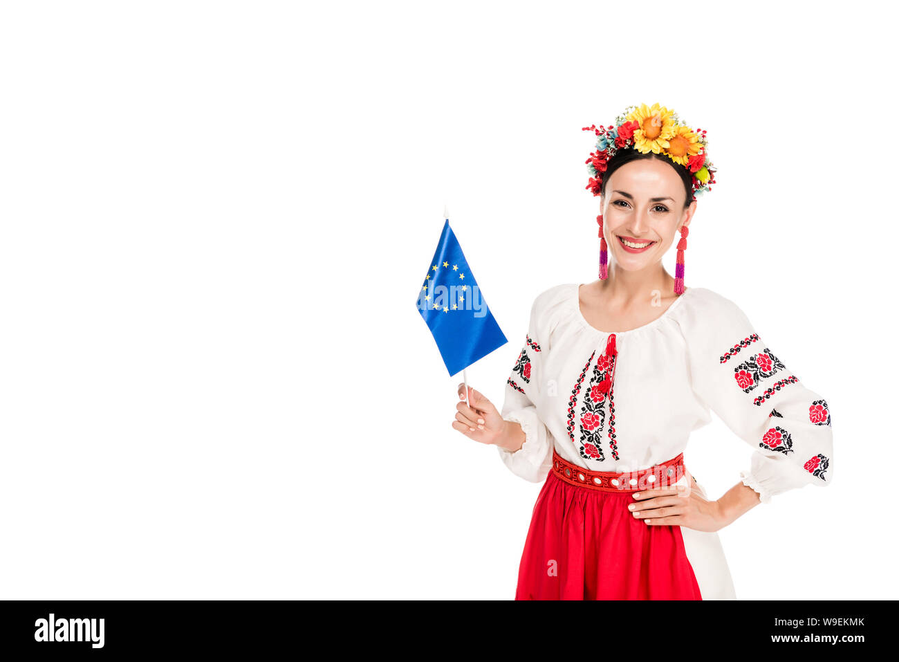 Felice bruna giovane donna in nazionale ucraino azienda costume bandiera europea isolato su bianco Foto Stock