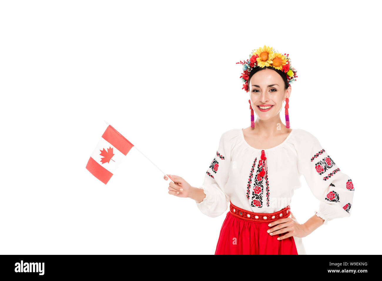 Bruna giovane donna in nazionale ucraino azienda costume bandiera del Canada isolato su bianco Foto Stock