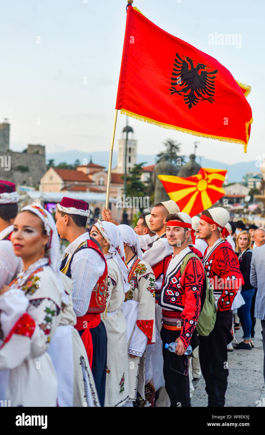SKOPJE/NORD MACEDONIA-Agosto 28 2018: Albanese e Macedone esecutori a Skopje il festival internazionale di musica e danza.Multi participa nazionale Foto Stock