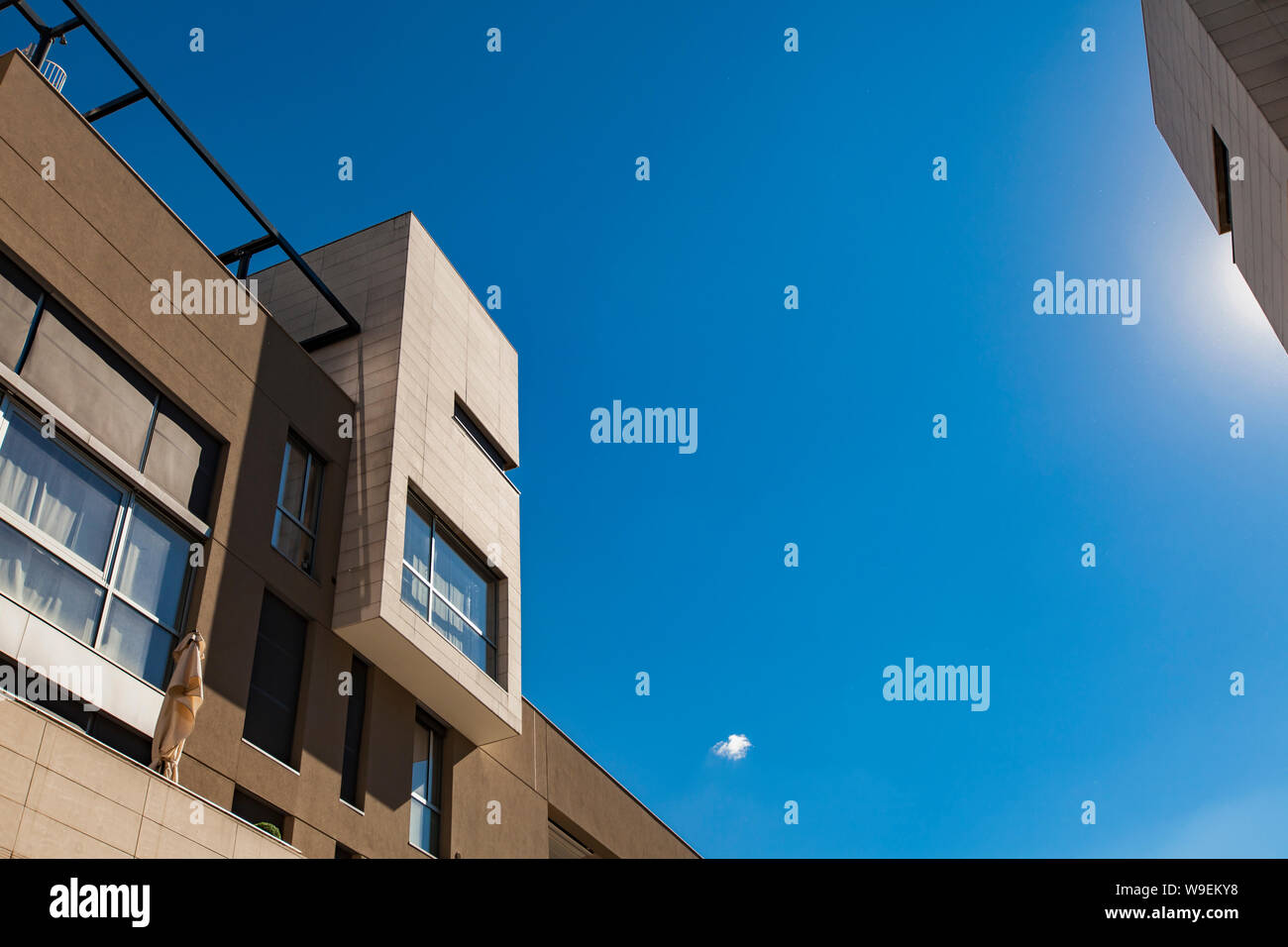 Milano, Italia - 28 Aprile 2017: moderno grattacielo a Porta Nuova di Milano, Italia. Porta Nuova è il principale quartiere degli affari di Milano. Foto Stock