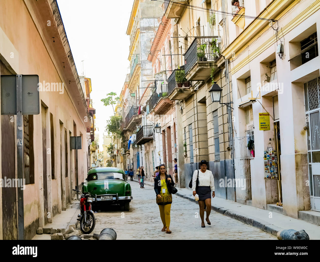 Persone non identificate sulla strada di l'Avana, Cuba. Si tratta di Cuba la città capitale con architettura coloniale Spagnola. Foto Stock