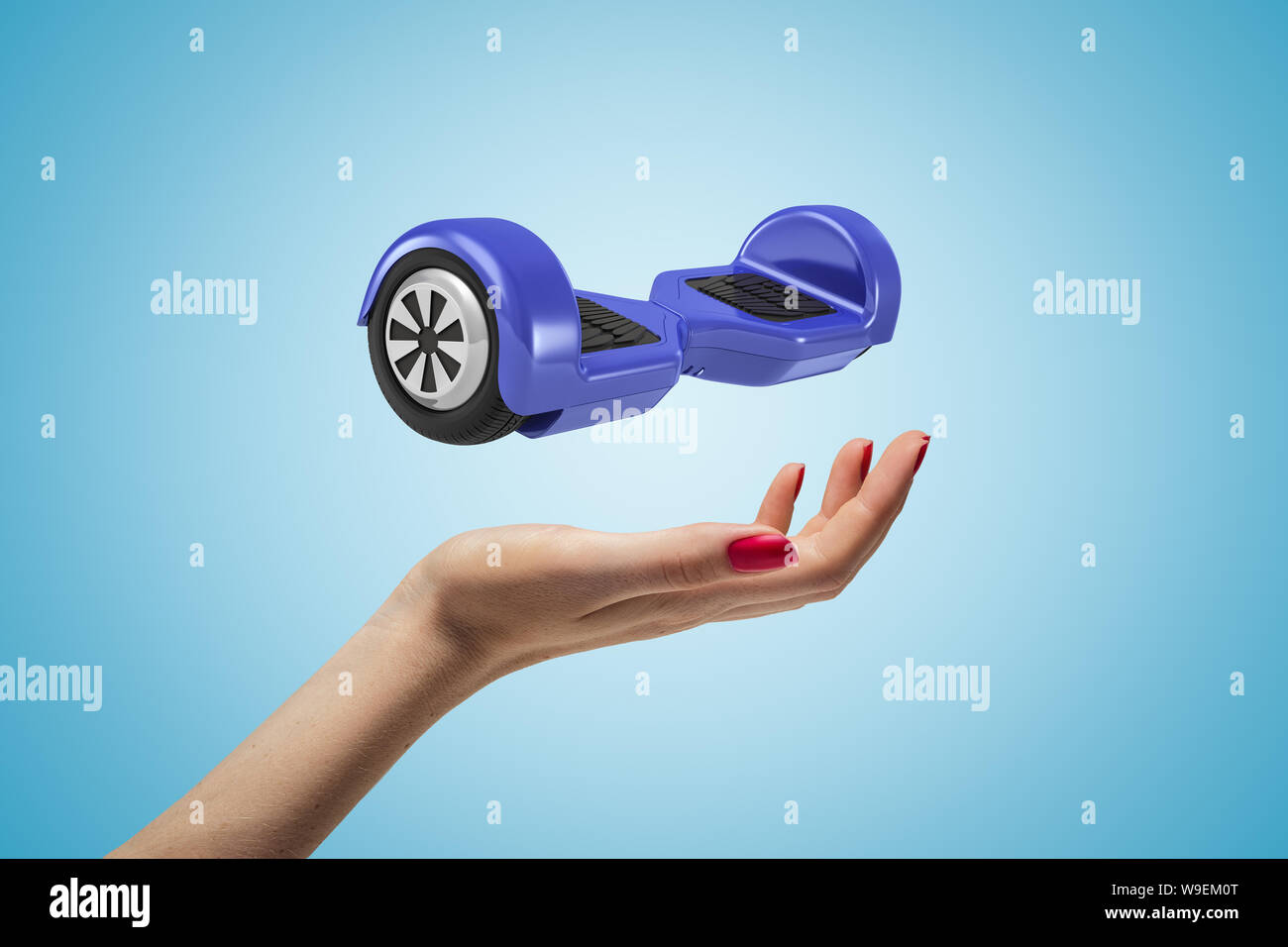 Femmina con mano hoverboard blu sopra su sfondo blu Foto Stock