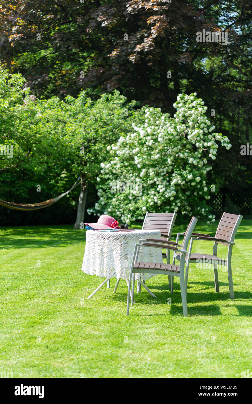 Il tavolo con le sedie in giardino di primavera Foto Stock