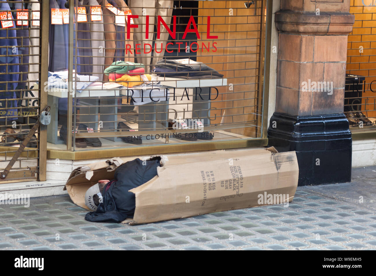 Vivendo in un cartone, box senzatetto a Mayfair. Foto Stock