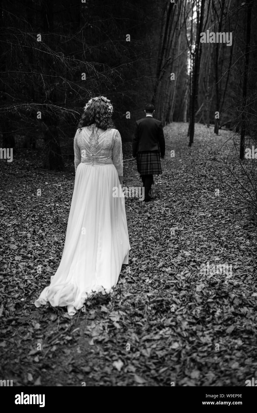 Sposa e lo sposo a piedi in una foresta Foto Stock