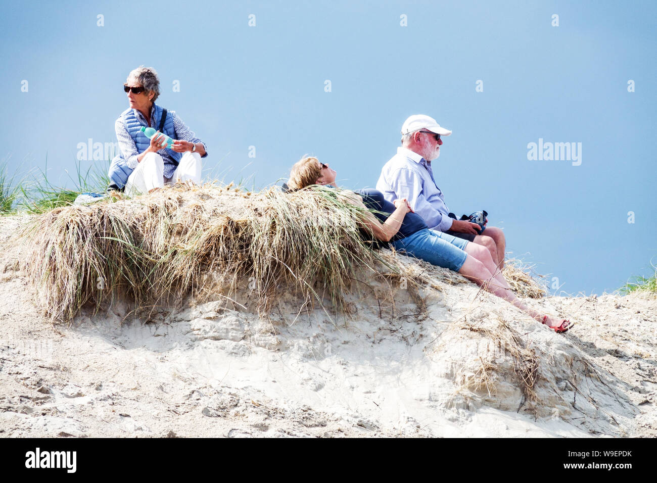 Le persone a rilassarsi nelle dune e guardare il mare e la Spiaggia di Warnemunde Rostock Germania Foto Stock