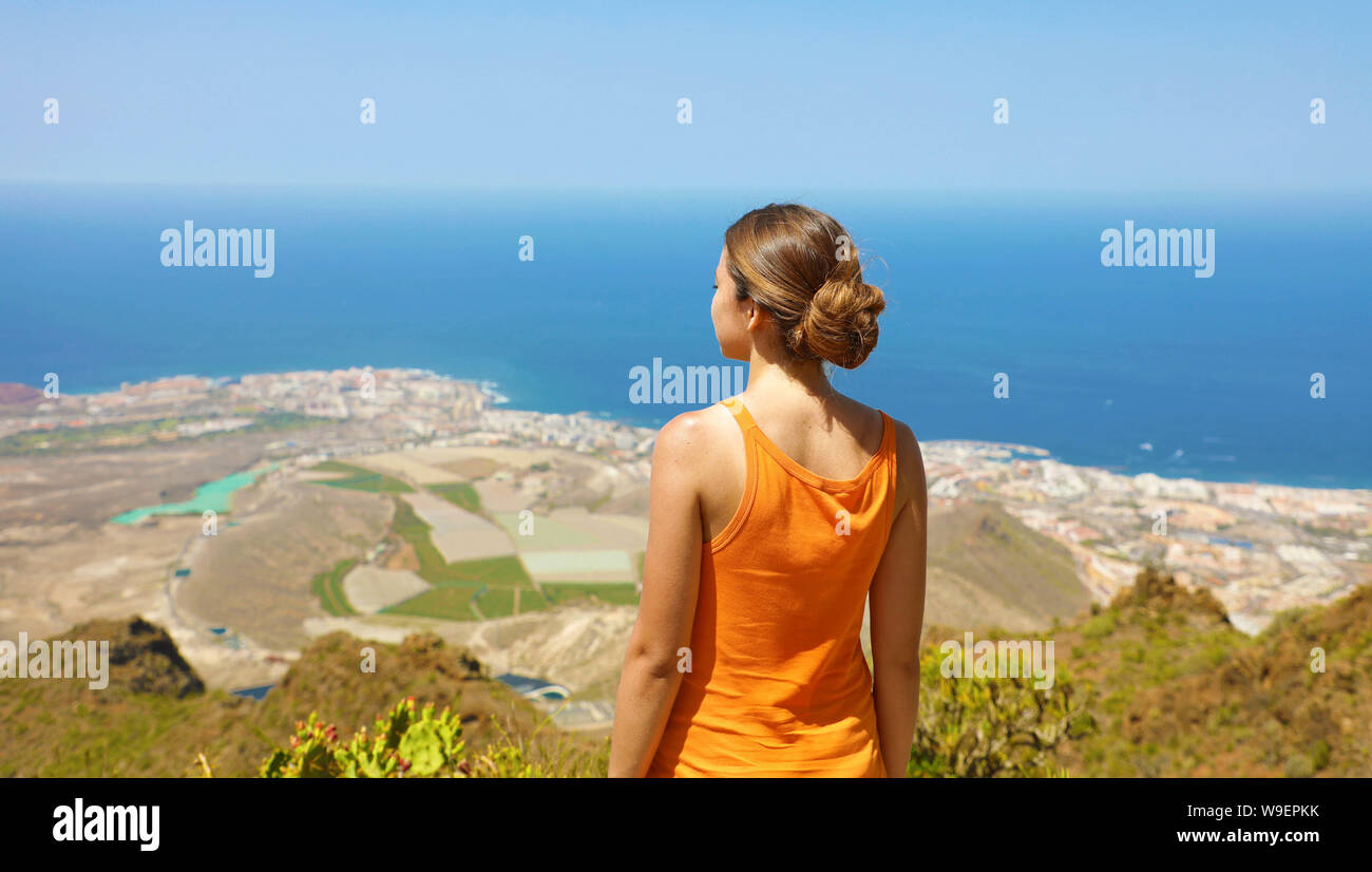 Ragazza sportiva sulla vista superiore godendo e respirando in Isola di Tenerife. Vista panoramica dal retro. Foto Stock