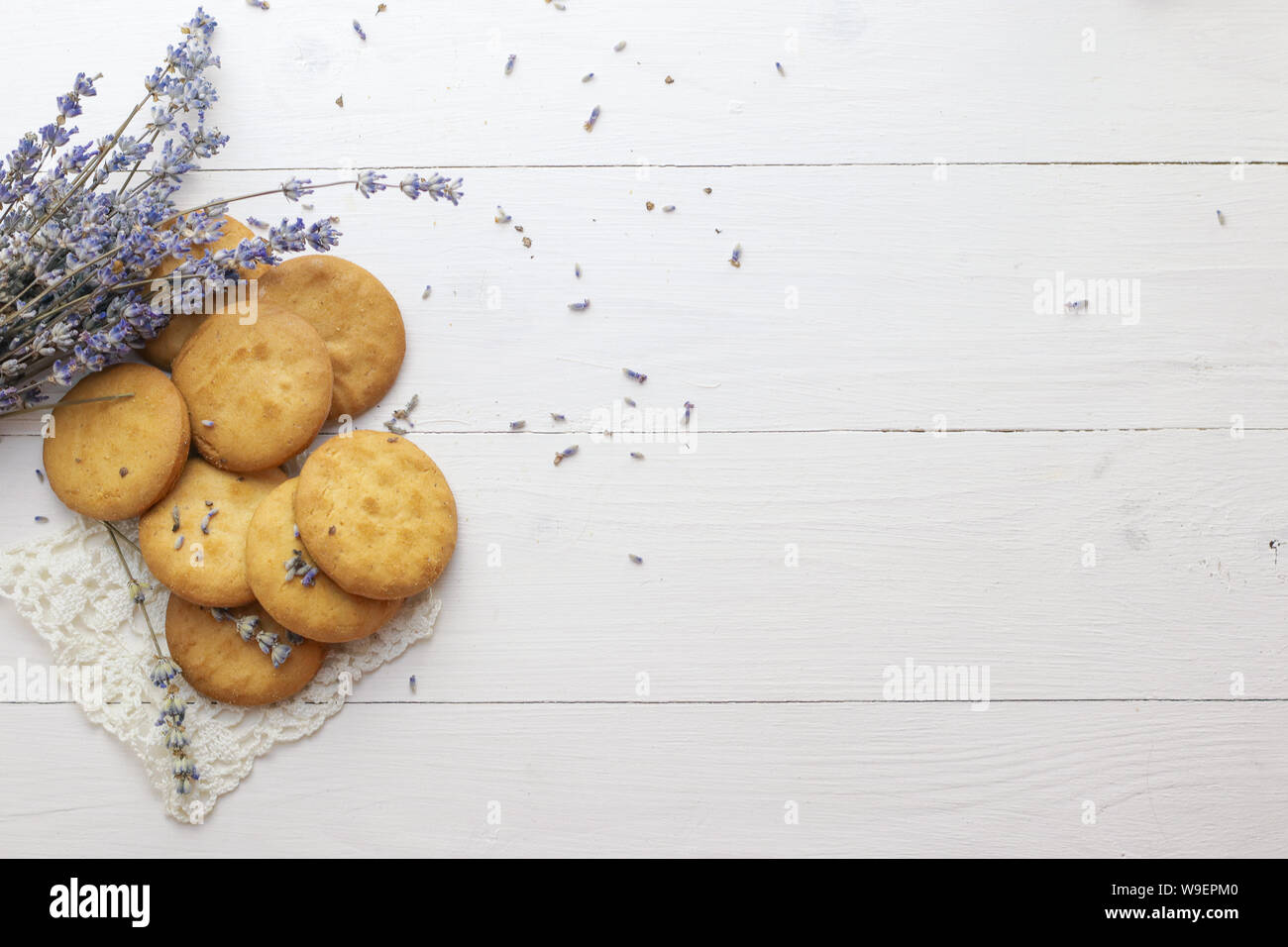 I cookie di lavanda luce sul tavolo di legno con secchi fiori di lavanda Foto Stock