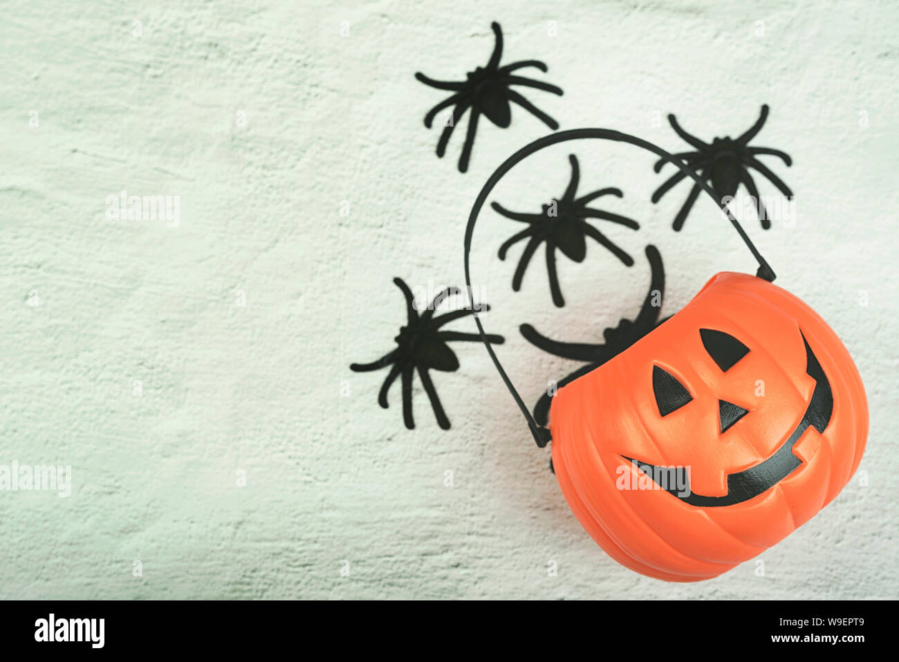 Happy Halloween. Zucca di Halloween con ragni su sfondo Grunge Foto Stock