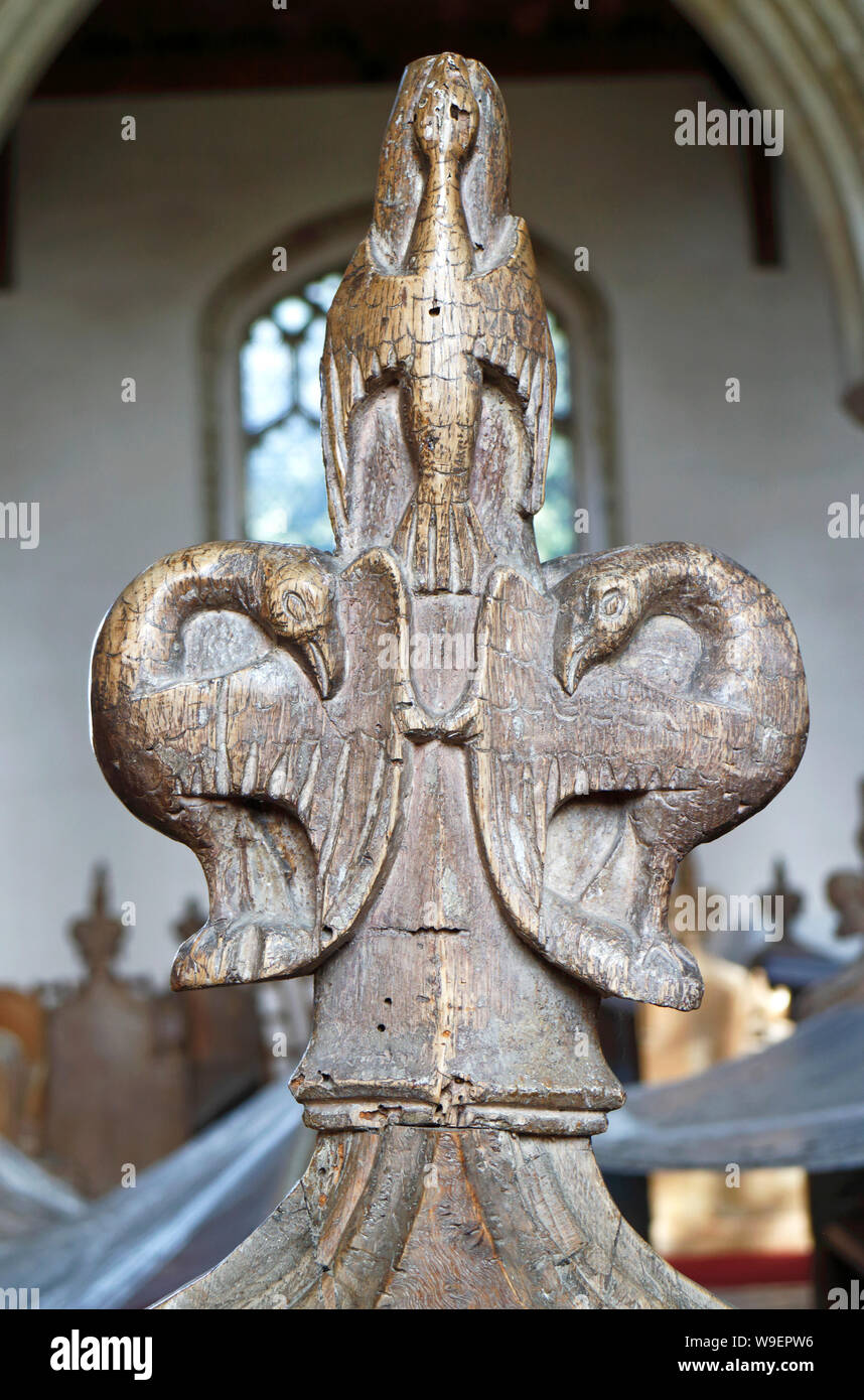 Una vista di un medievale banco fine nella parrocchia di Tutti i Santi a Thornham, Norfolk, Inghilterra, Regno Unito, Europa. Foto Stock