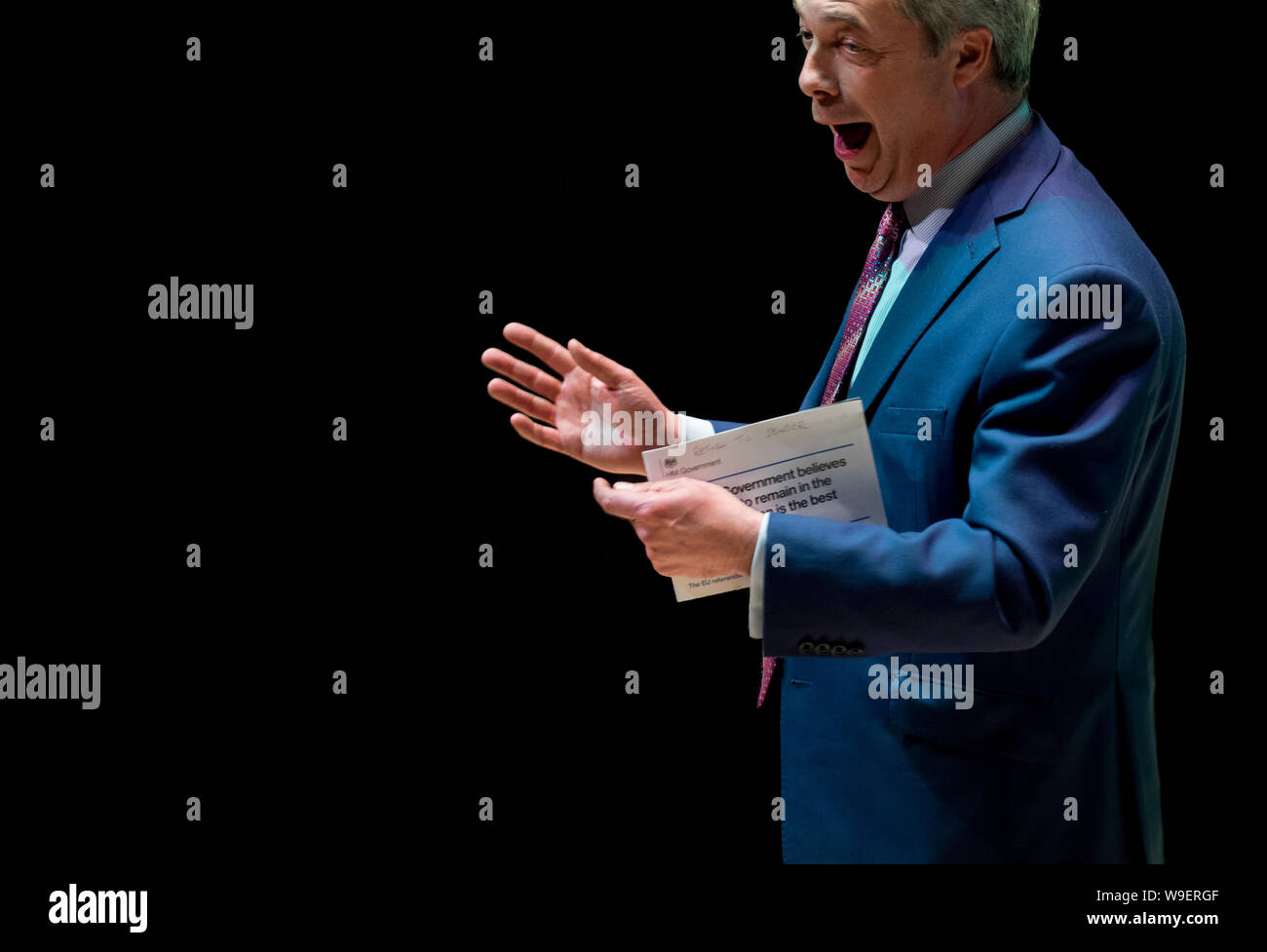 Un ritratto di un ex UKIP e Brexit attuale leader del partito Nigel Farage dando un discorso Foto Stock