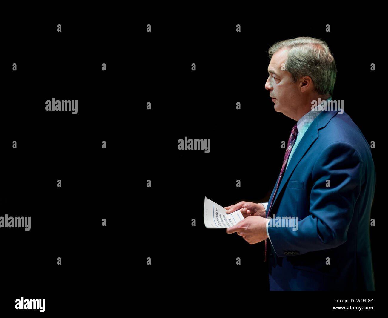 Un ritratto di un ex UKIP e Brexit attuale leader del partito Nigel Farage dando un discorso Foto Stock