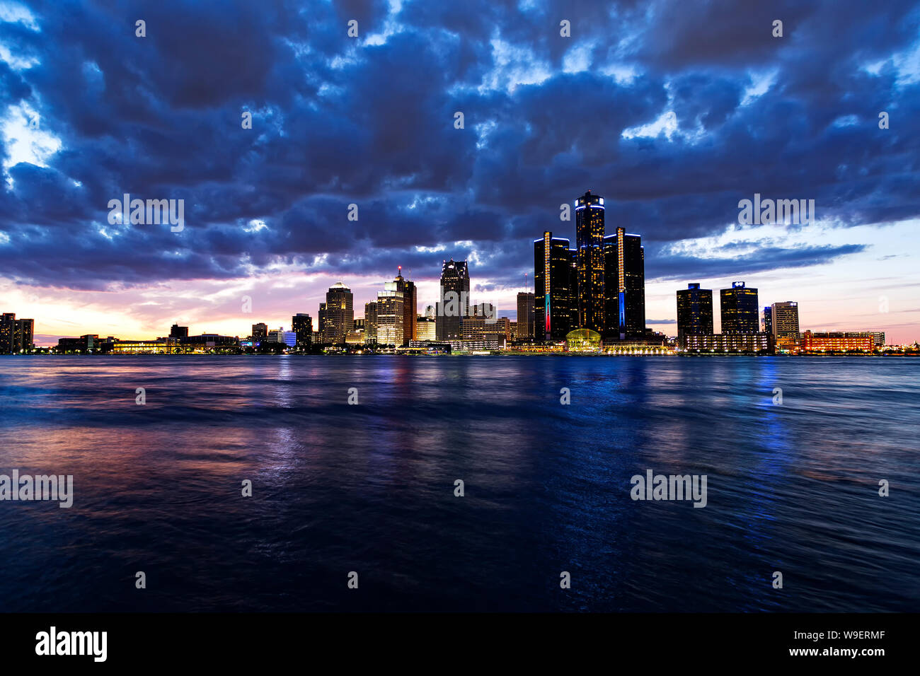 Skyline di Detroit Michigan STATI UNITI visto dalla città di Windsor Ontario Canada al tramonto. Foto Stock