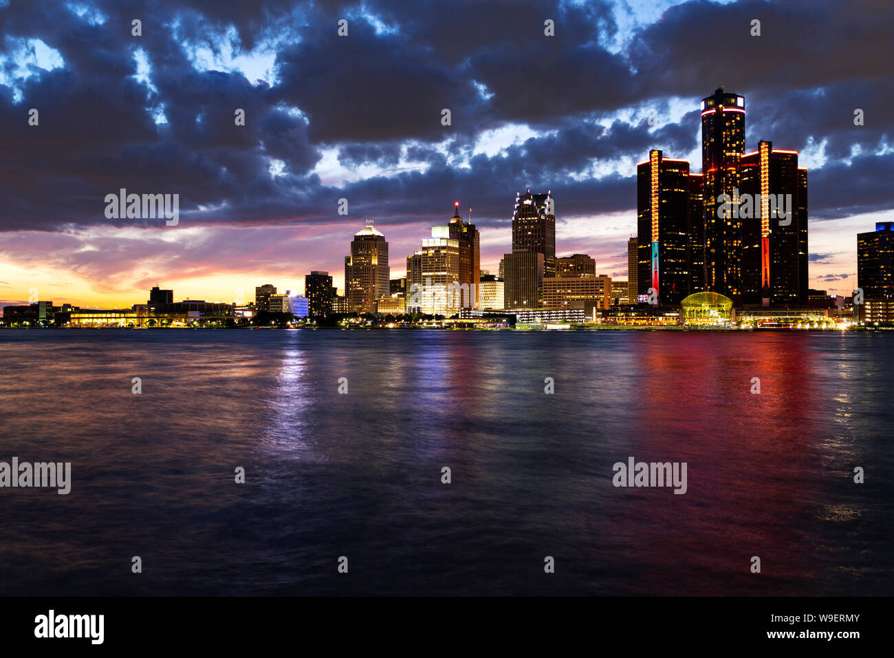 Skyline di Detroit Michigan STATI UNITI visto dalla città di Windsor Ontario Canada al tramonto. Foto Stock