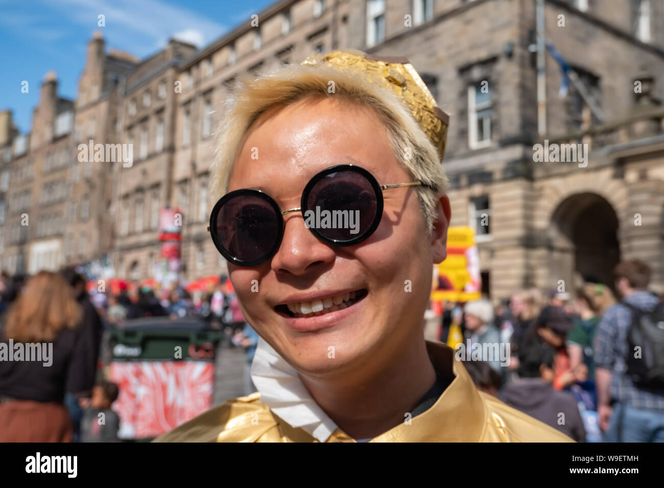 Edimburgo, Scozia, Regno Unito. 13 Agosto, 2019. Un esecutore sul Royal Mile promozione Happy Prince su a sede 21 durante la Edinburgh Fringe Festival. In fuori strada, un ragazzo trova una copia di Oscar Wilde della storia Il Principe Felice e voti per girare stesso in una rondine così egli può portare la stessa comodità ai suoi vicini che il principe originale ha fatto. Ma chi sta per aiutare lui per le sue missioni di prendersi cura di quelli intorno a lui. Credito: Berretto Alamy/Live News Foto Stock