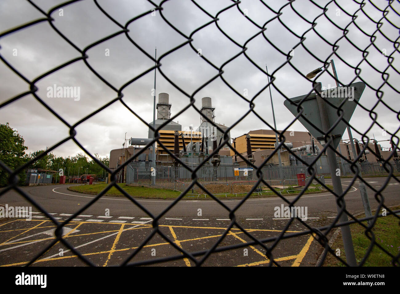 Foto datata 10 agosto mostra poca Barford Power Station nel Bedfordshire sabato mattina.it è stato segnalato che è stata una delle due stazioni di poteri a fallire il venerdì causando interruzioni in tutto il paese. National Grid ha detto il guasto di alimentazione è stato causato da problemi con due generatori di potenza e il problema è stato rapidamente risolto. Ma il regolatore OFGEM ha detto che ha chiesto un "urgente relazione dettagliata' per scoprire che cosa è andato storto e che può adottare misure coercitive, compreso un bel. L'interruzione di energia elettrica è accaduto a circa 17:00 BST del venerdì pomeriggio, National Grid ha detto, con i blackout ac Foto Stock