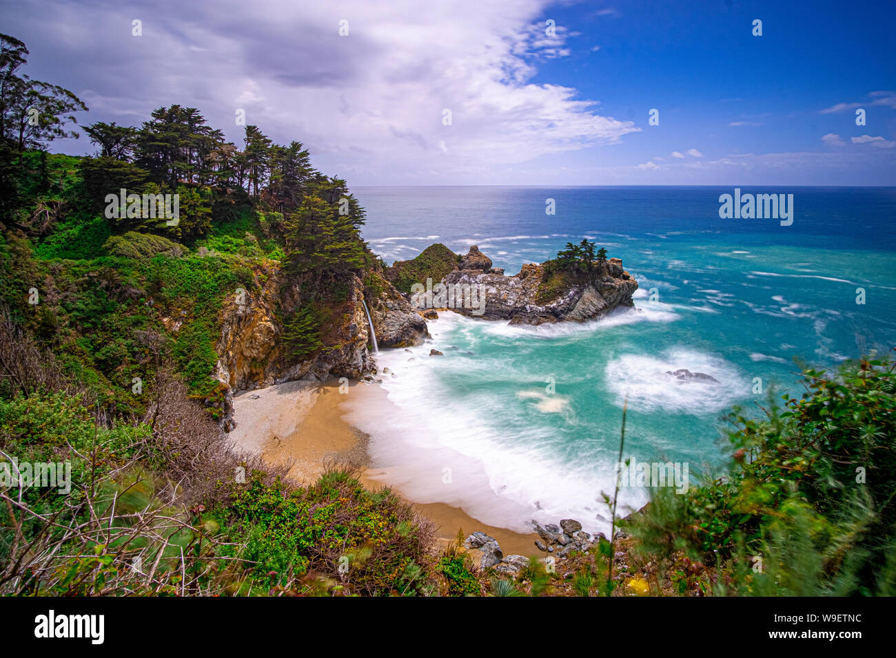 Bella McWay cade sulla costa del Big Sur, CALIFORNIA, STATI UNITI D'AMERICA Foto Stock