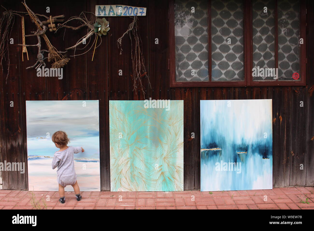 Un bambino guardando l'arte contemporanea Foto Stock