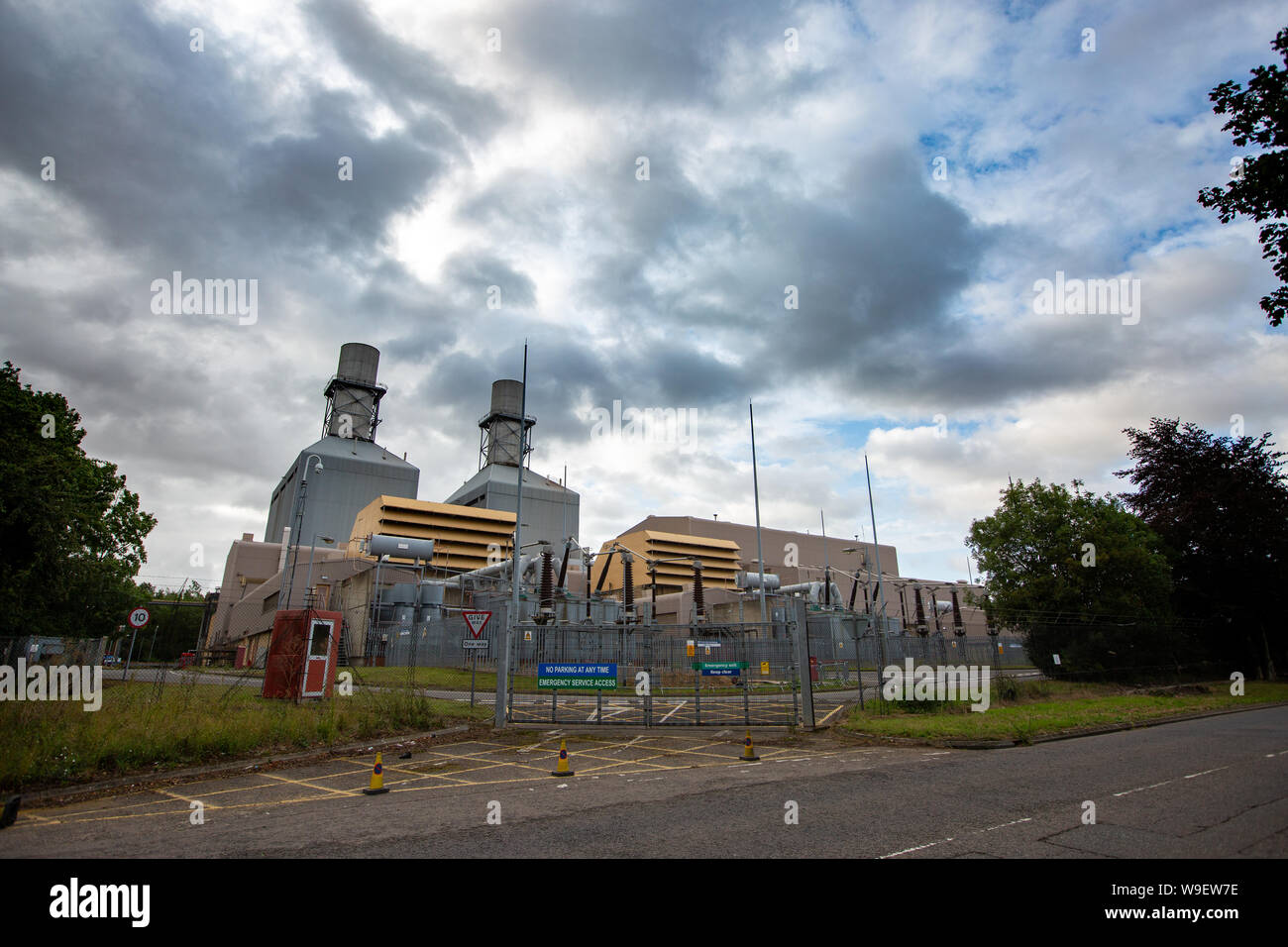 Foto datata 10 agosto mostra poca Barford Power Station nel Bedfordshire sabato mattina.it è stato segnalato che è stata una delle due stazioni di poteri a fallire il venerdì causando interruzioni in tutto il paese. National Grid ha detto il guasto di alimentazione è stato causato da problemi con due generatori di potenza e il problema è stato rapidamente risolto. Ma il regolatore OFGEM ha detto che ha chiesto un "urgente relazione dettagliata' per scoprire che cosa è andato storto e che può adottare misure coercitive, compreso un bel. L'interruzione di energia elettrica è accaduto a circa 17:00 BST del venerdì pomeriggio, National Grid ha detto, con i blackout ac Foto Stock