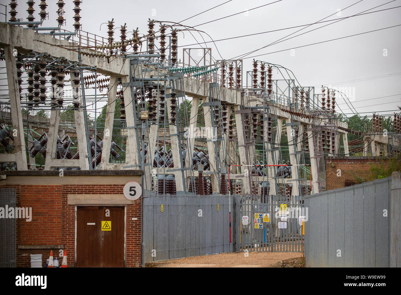 Foto datata 10 agosto mostra poca Barford Power Station nel Bedfordshire sabato mattina.it è stato segnalato che è stata una delle due stazioni di poteri a fallire il venerdì causando interruzioni in tutto il paese. National Grid ha detto il guasto di alimentazione è stato causato da problemi con due generatori di potenza e il problema è stato rapidamente risolto. Ma il regolatore OFGEM ha detto che ha chiesto un "urgente relazione dettagliata' per scoprire che cosa è andato storto e che può adottare misure coercitive, compreso un bel. L'interruzione di energia elettrica è accaduto a circa 17:00 BST del venerdì pomeriggio, National Grid ha detto, con i blackout ac Foto Stock