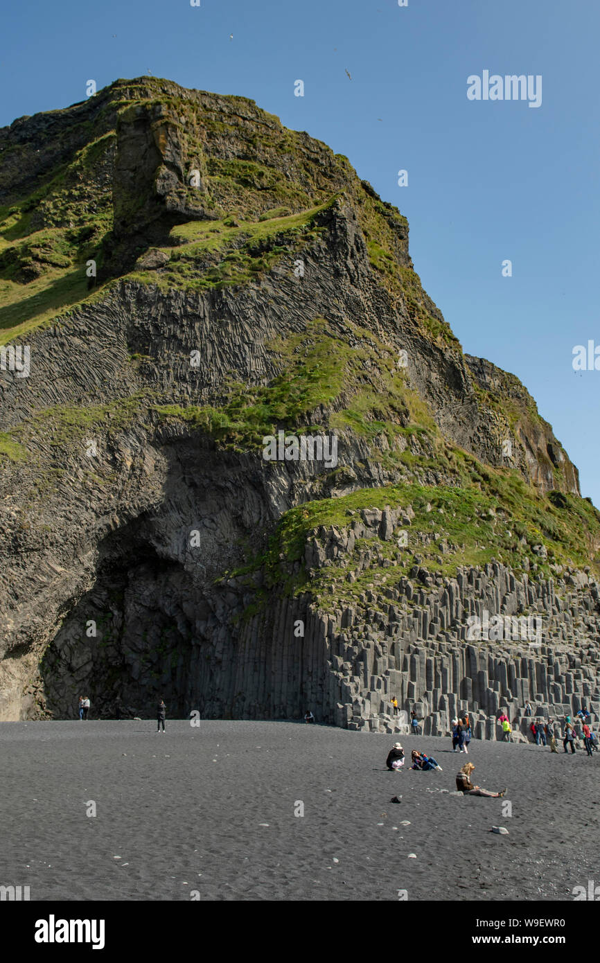 Spiaggia di Reynisfjara e Halsanefshellir grotta vicino Vik, Islanda Foto Stock