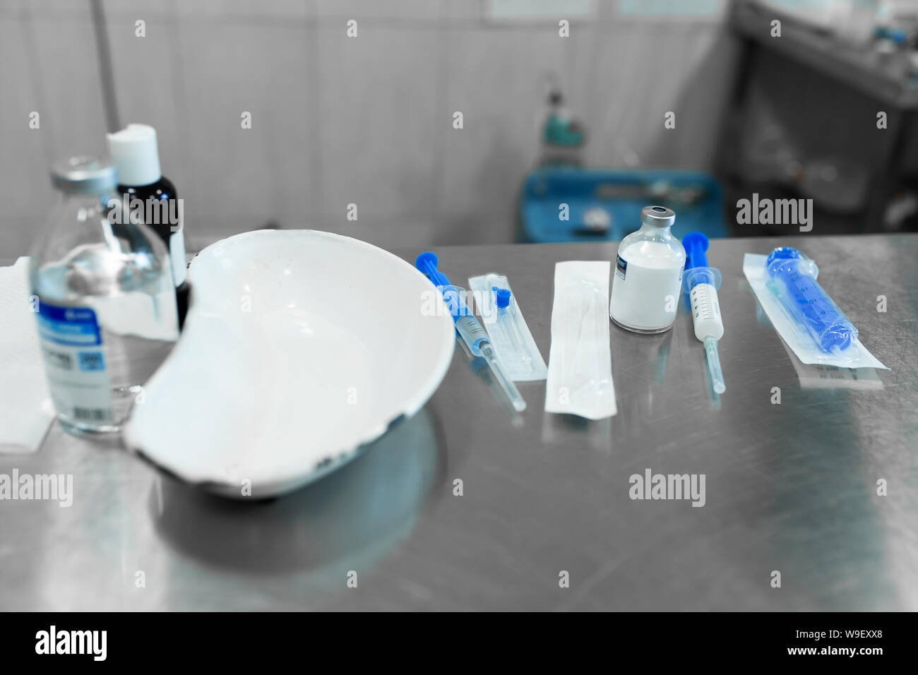 Kit con siringa sul tavolo in metallo in clinica. Foto Stock