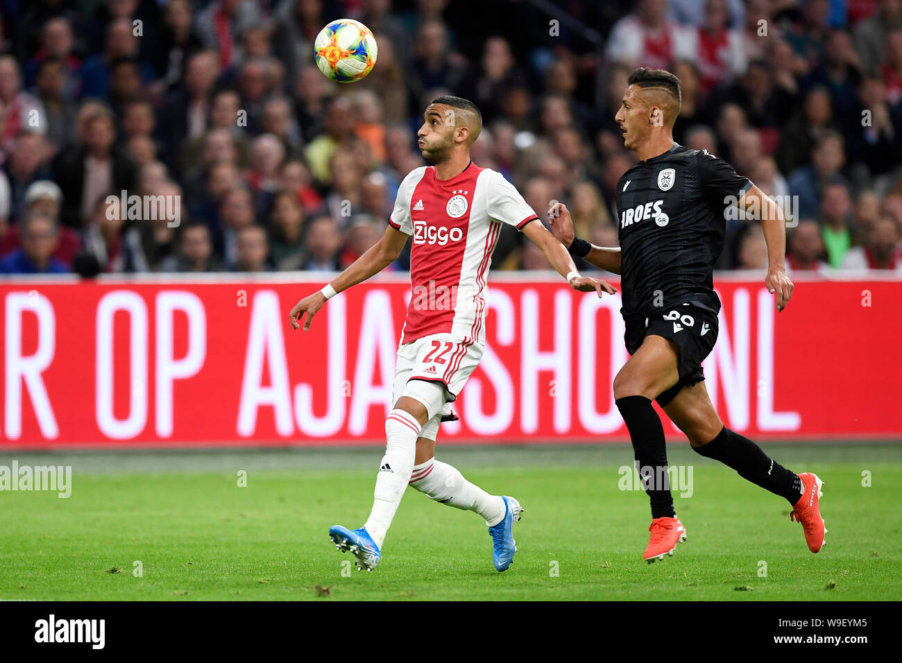 Amsterdam, Paesi Bassi. 13 Ago, 2019. AMSTERDAM, 13-08-2019, Johan Cruijff ArenA, Champions League terzo turno di qualificazione stagione 2019-2020, Ajax giocatore Hakim Ziyech e lettore PAOK Dimitris Giannoulis durante la partita Ajax - PAOK Credito: Pro scatti/Alamy Live News Foto Stock