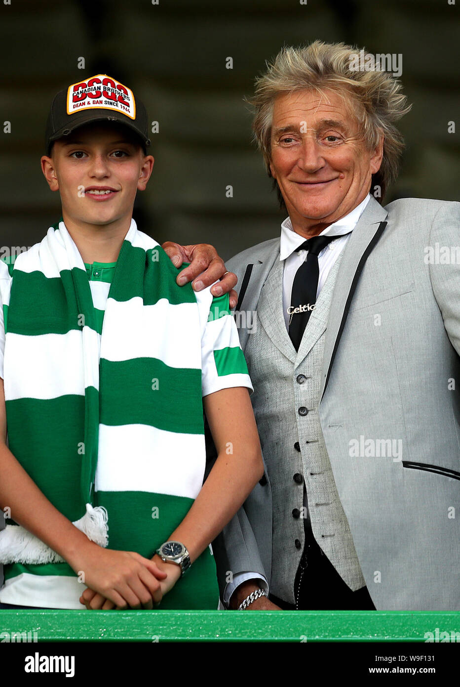 Rod Stewart con figlio Alastair in stand durante la UEFA Champions League terzo turno di qualificazione della seconda gamba corrispondono al Celtic Park di Glasgow. Foto Stock