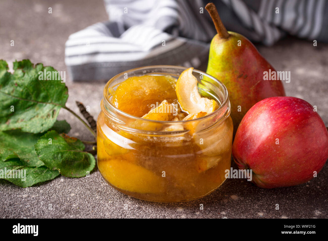 La Mela e la pera inceppamento nel vasetto di vetro Foto Stock