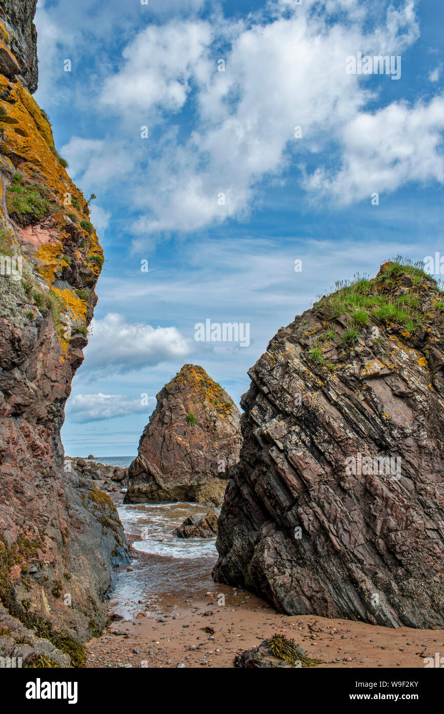 ROSEMARKIE Black Isle Ross and Cromarty SCOZIA CROMARTY FIRTH costa pile sul mare vicino alla grotta CAIRDS Foto Stock