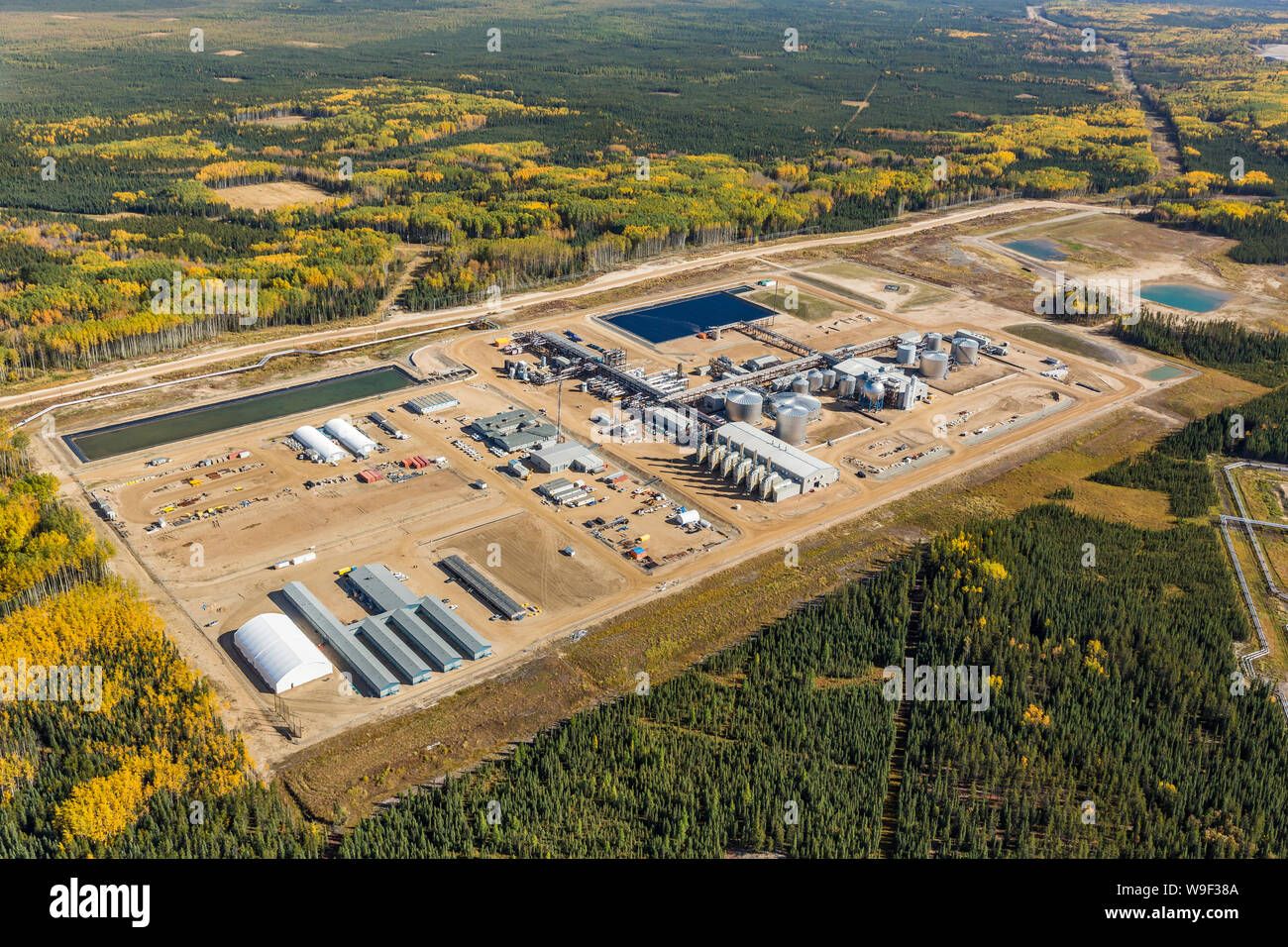 Foto aerea di Devon Jackfish due SAGD (vapore assistita di drenaggio per gravità) operazioni in oiil sands a sud di Fort McMurray, Alberta. Foto Stock