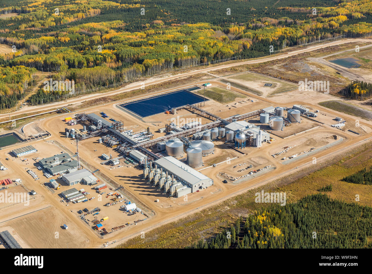 Foto aerea di Devon Jackfish due SAGD (vapore assistita di drenaggio per gravità) operazioni in oiil sands a sud di Fort McMurray, Alberta. Foto Stock