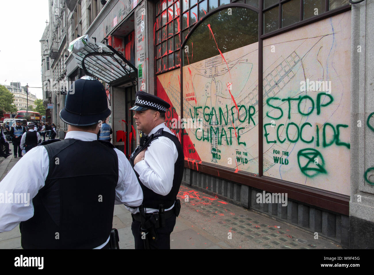 13 Agosto 2019 - postumi di attentato contro l'ambasciata brasiliana dalla ribellione di estinzione. Vernice e atti di vandalismo daubs l'esterno con la protezione della polizia. Foto Stock
