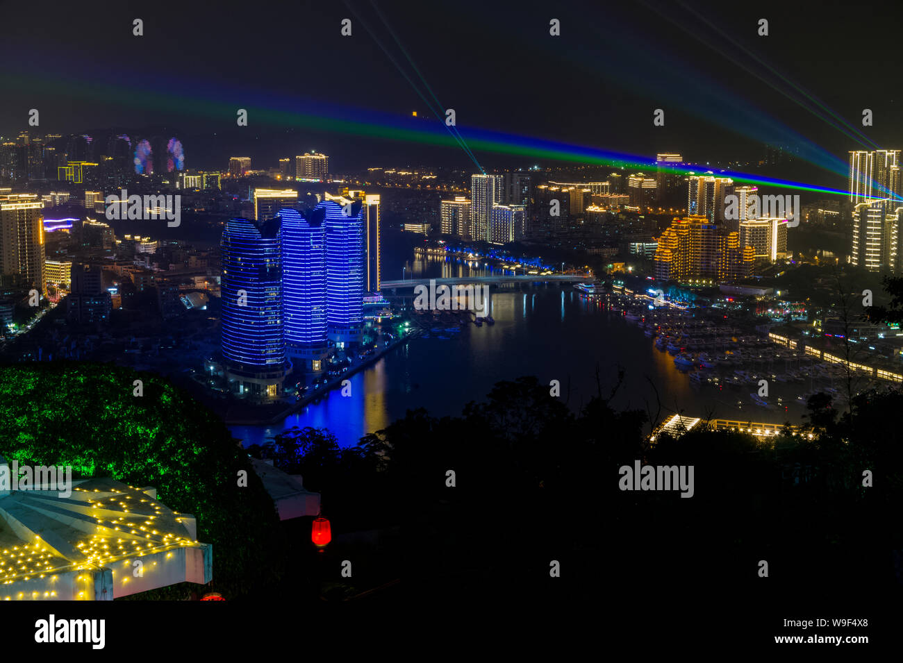 Vista notturna della città di Sanya dal ponte di osservazione. Il cervo girato la testa dell'isola di Hainan. Cina Foto Stock