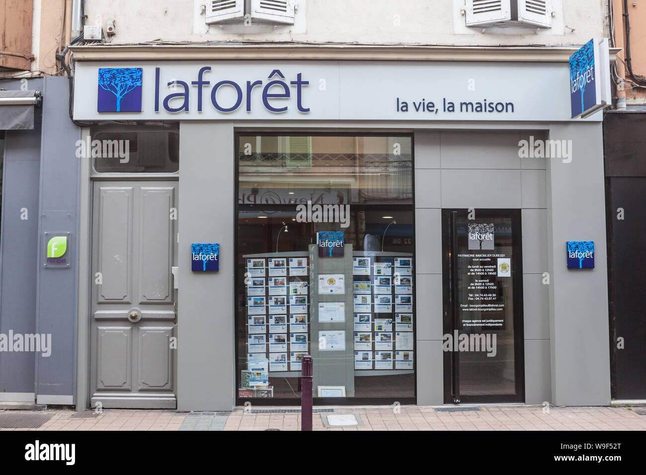 A BOURGOIN JALLIEU, Francia - 19 luglio 2019: il Logo di Laforet Immobilier davanti al loro agente immobiliare in Bourgoin. Laforet è una catena di rete di r Foto Stock