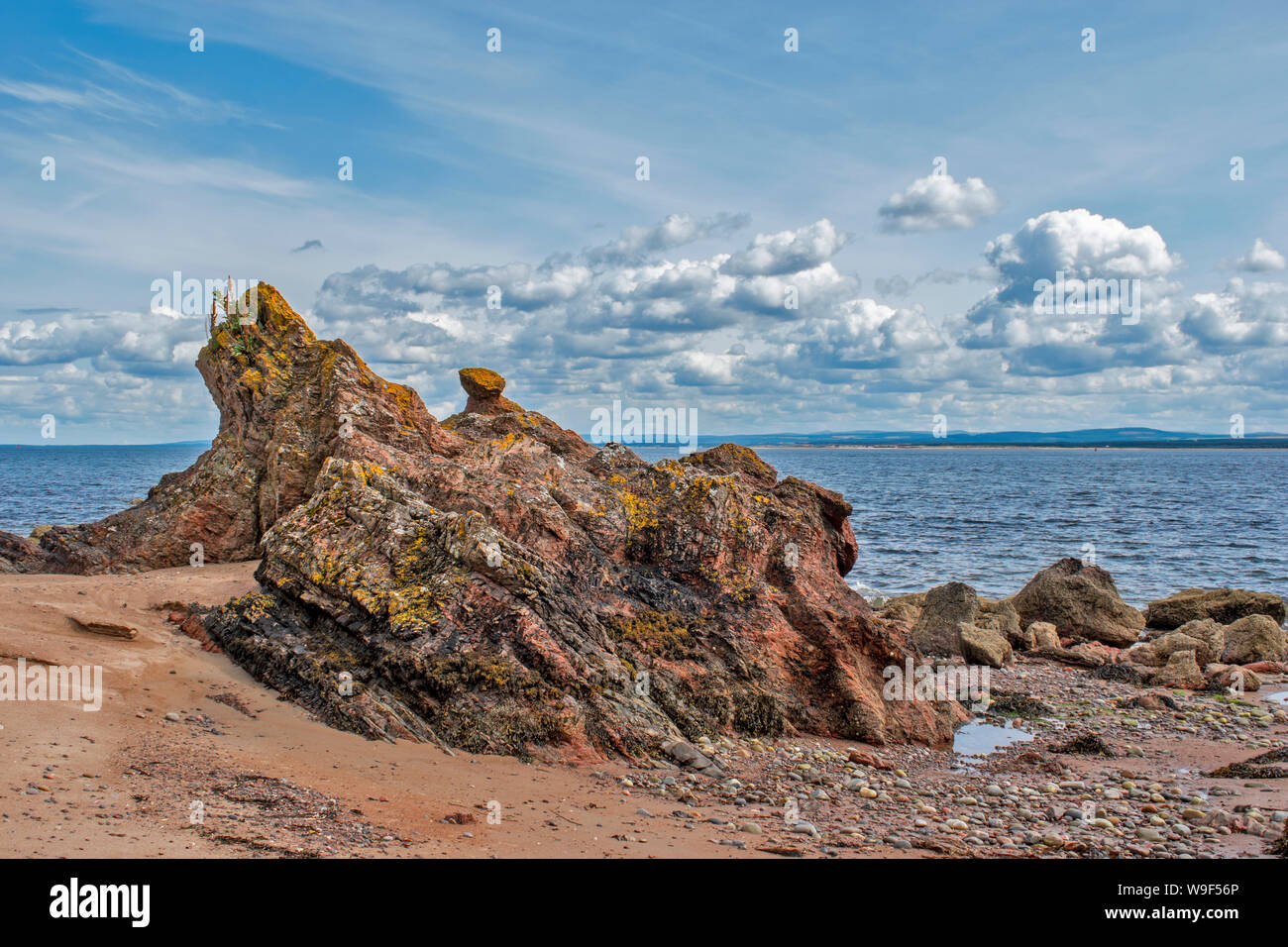 ROSEMARKIE Black Isle Ross and Cromarty Scozia tipica spiaggia e aspre rocce in prossimità delle Grotte LEARNIE Foto Stock