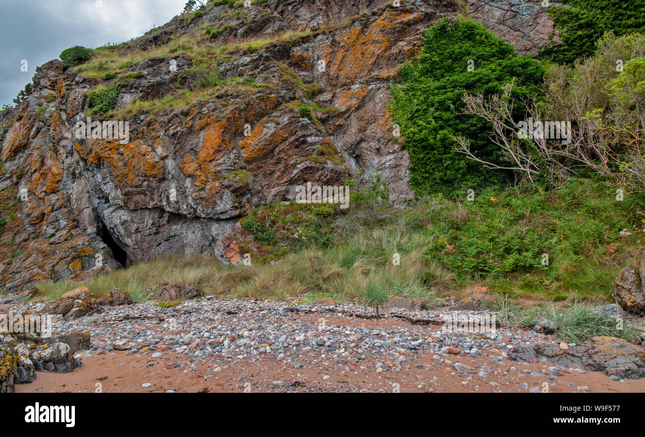 ROSEMARKIE Black Isle Ross and Cromarty Scozia vista di ingresso alla grotta marina e entrata nascosta di ampia grotta IN ESTATE Foto Stock