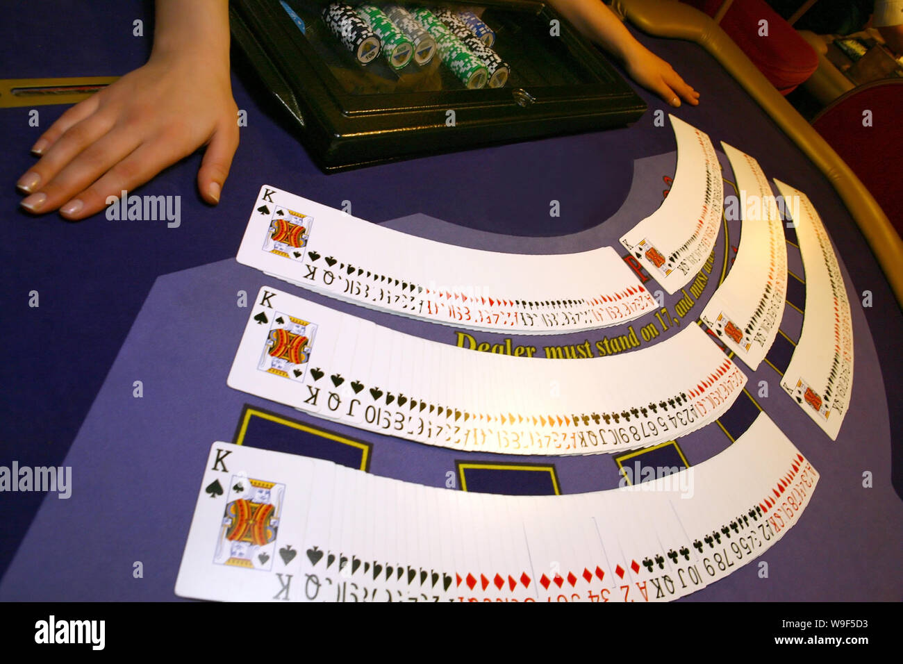 Carte per il poker su un tavolo viola la ventola più ponti. Foto Stock