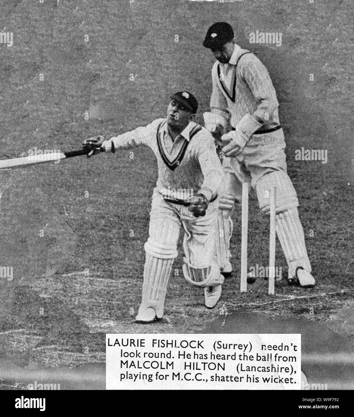 English Cricket 1950 stagione - un quadro quotidiano di Laurie Fishlock del Surrey tenendo una palla da Malcolm Hilton (Lancashire - descritta come "miglior lenta sinistro braccio-bowler e uno di Wisden's il cricketers dell'anno), per la riproduzione di MCC) Foto Stock