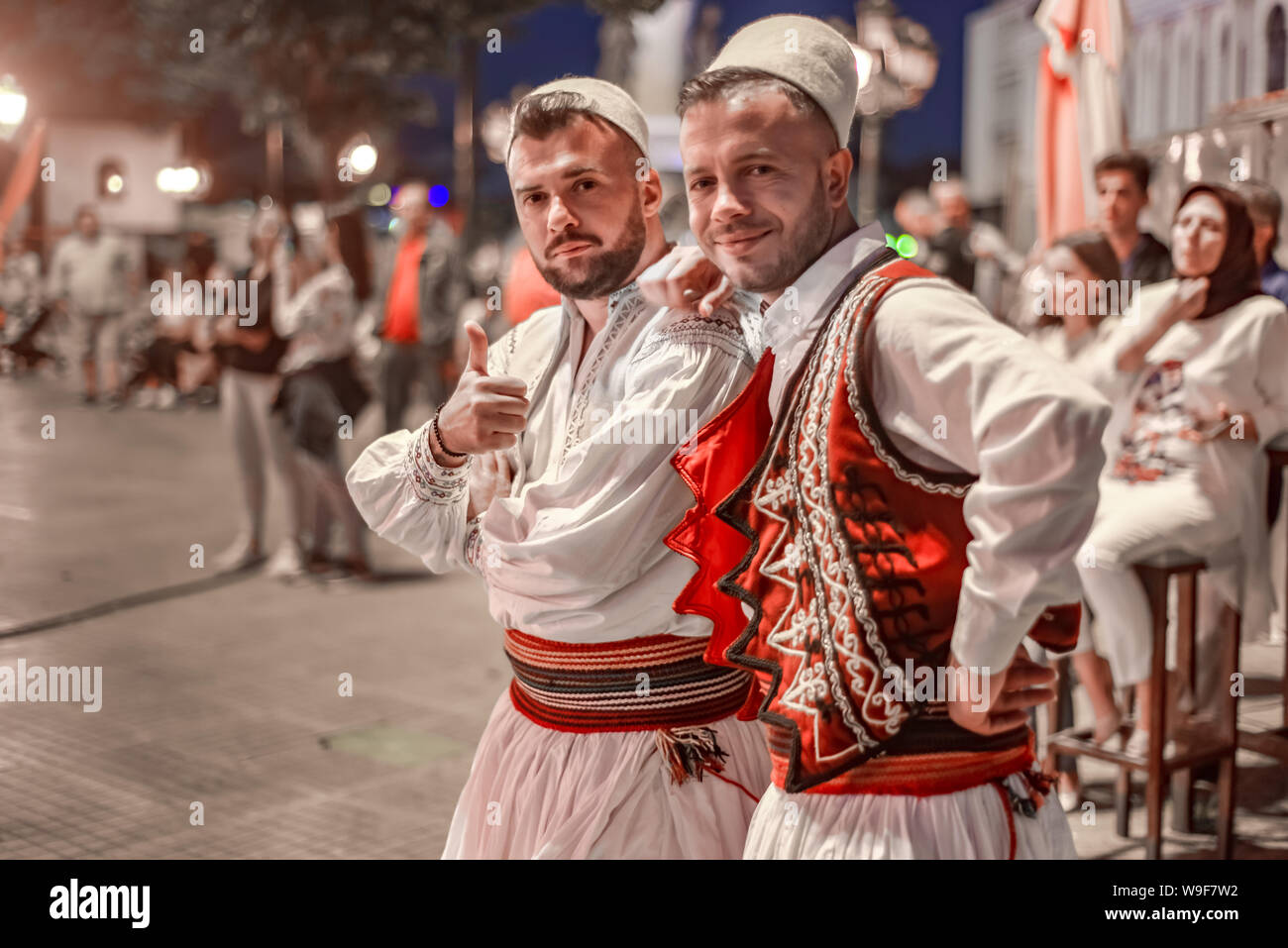 SKOPJE/NORD MACEDONIA-Agosto 28 2018: ballerini macedone relax a Skopje il festival internazionale di musica e danza,in Macedonia Square. Foto Stock