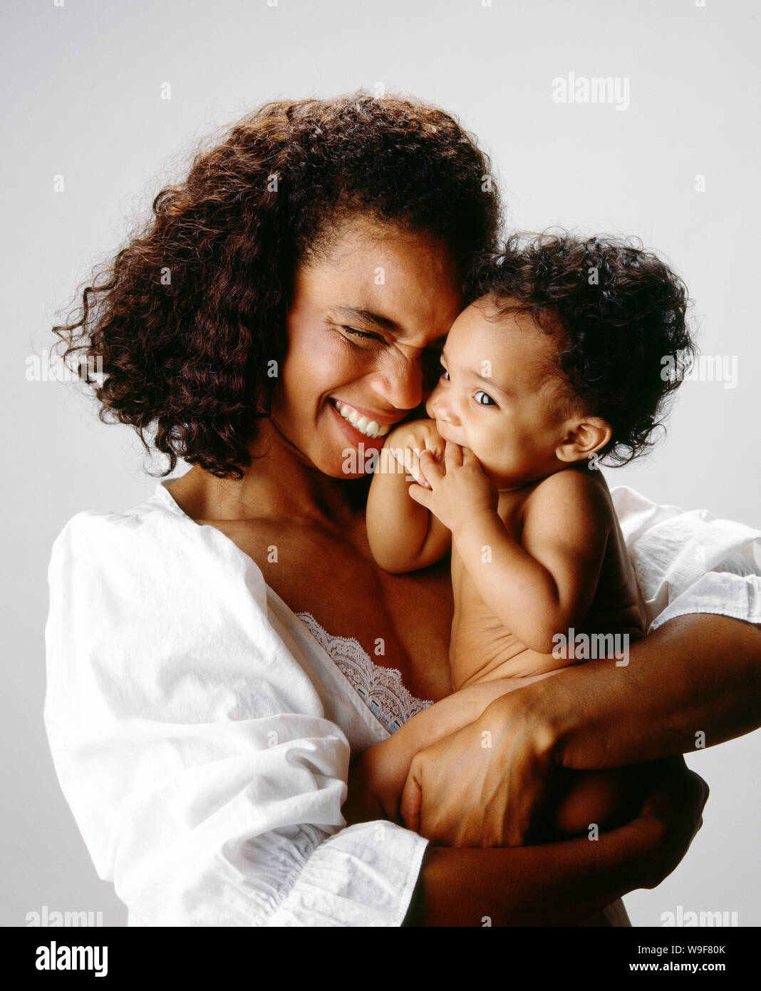 Madre che ride con il bambino Foto Stock