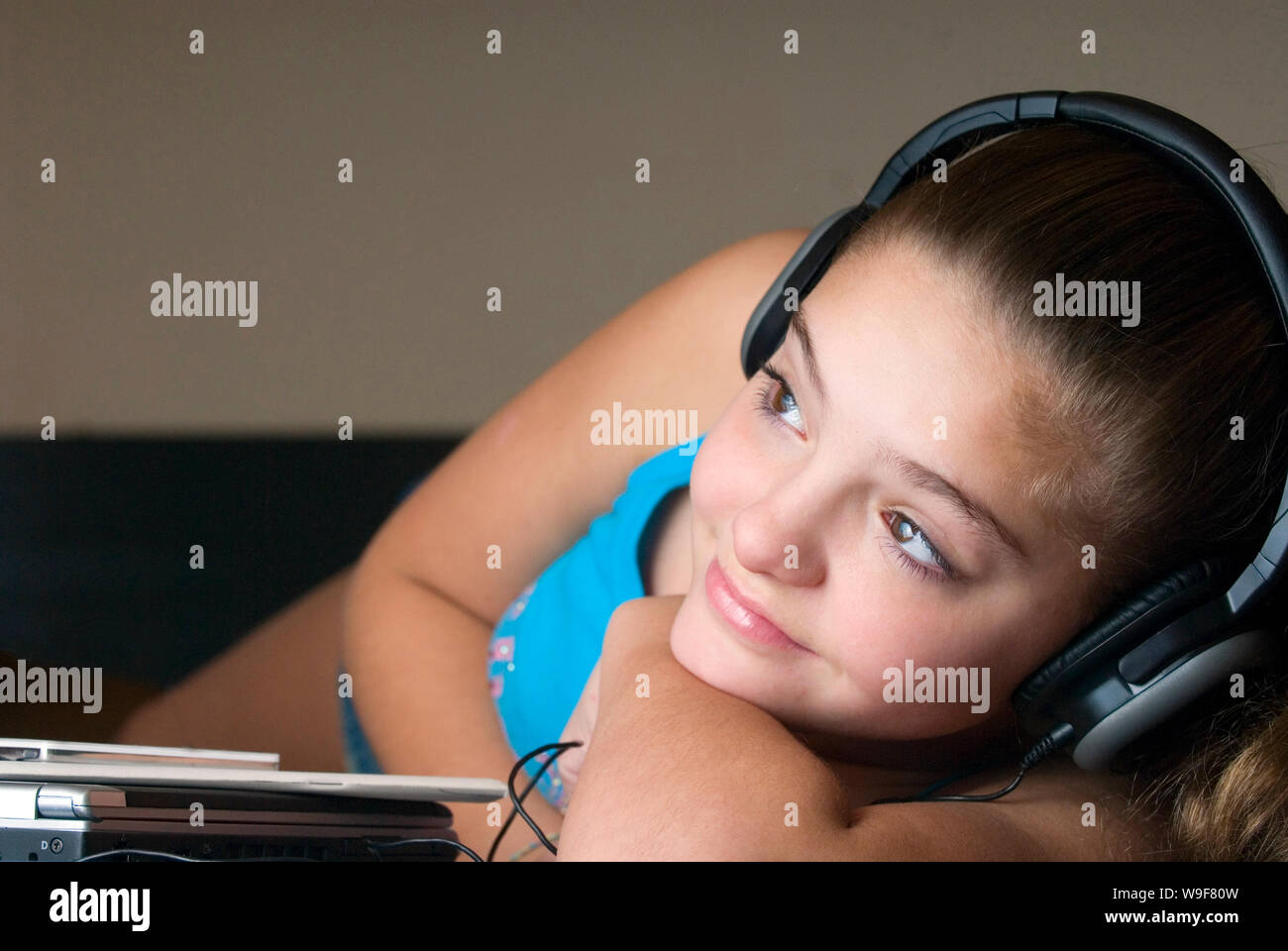 Ragazza giovane ascoltando musica sulle cuffie Foto Stock