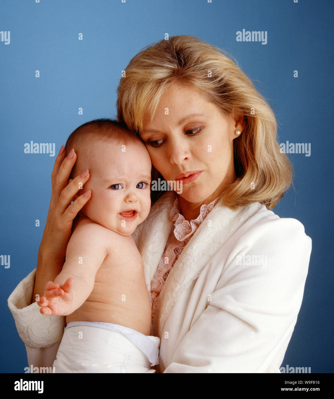 Madre tenendo il suo bambino Foto Stock